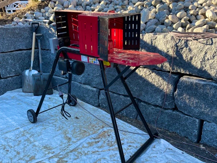 Vedkløyver 7 tonn med sikkerhetsbur.