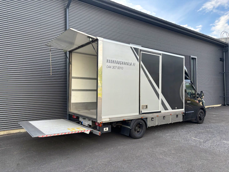 Vuokrataan b korilla ajettava muuttoauto takalaitanostimella