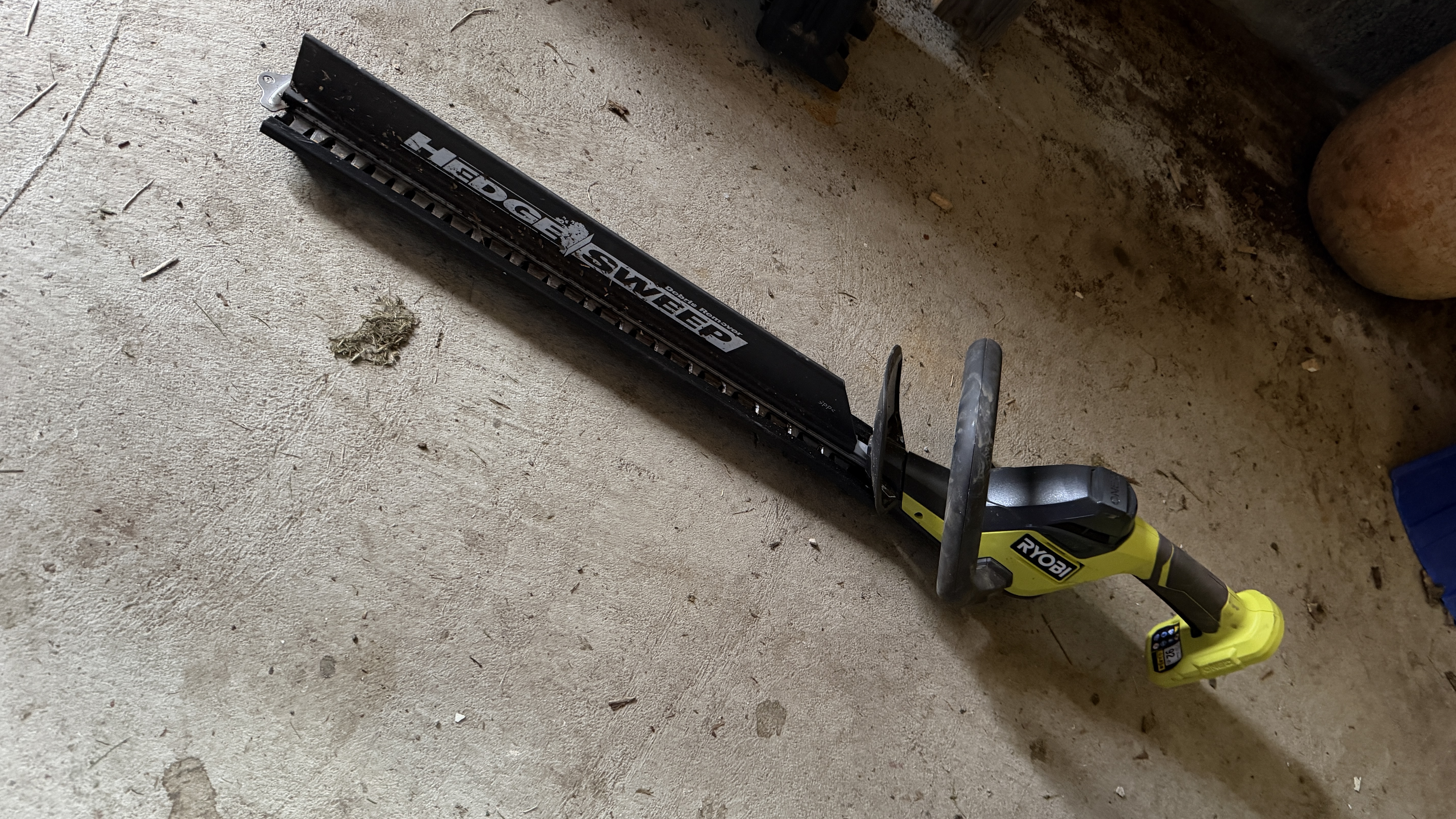 Ryobi ry18ht45a-120 hekksaks 18v – enkel trimming av hekk og busker