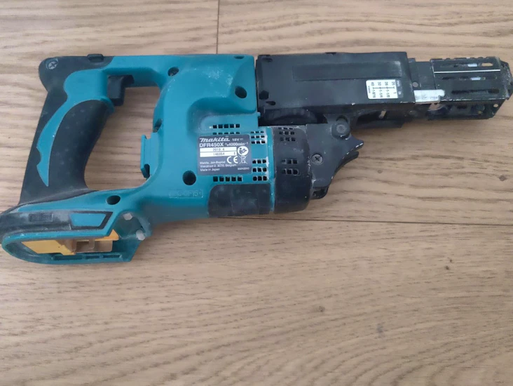 Makita nauharuuvinväännin