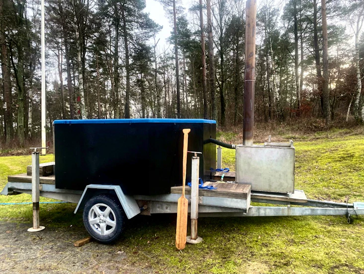 Vedeldad badtunna på släp, 10-12 vuxna