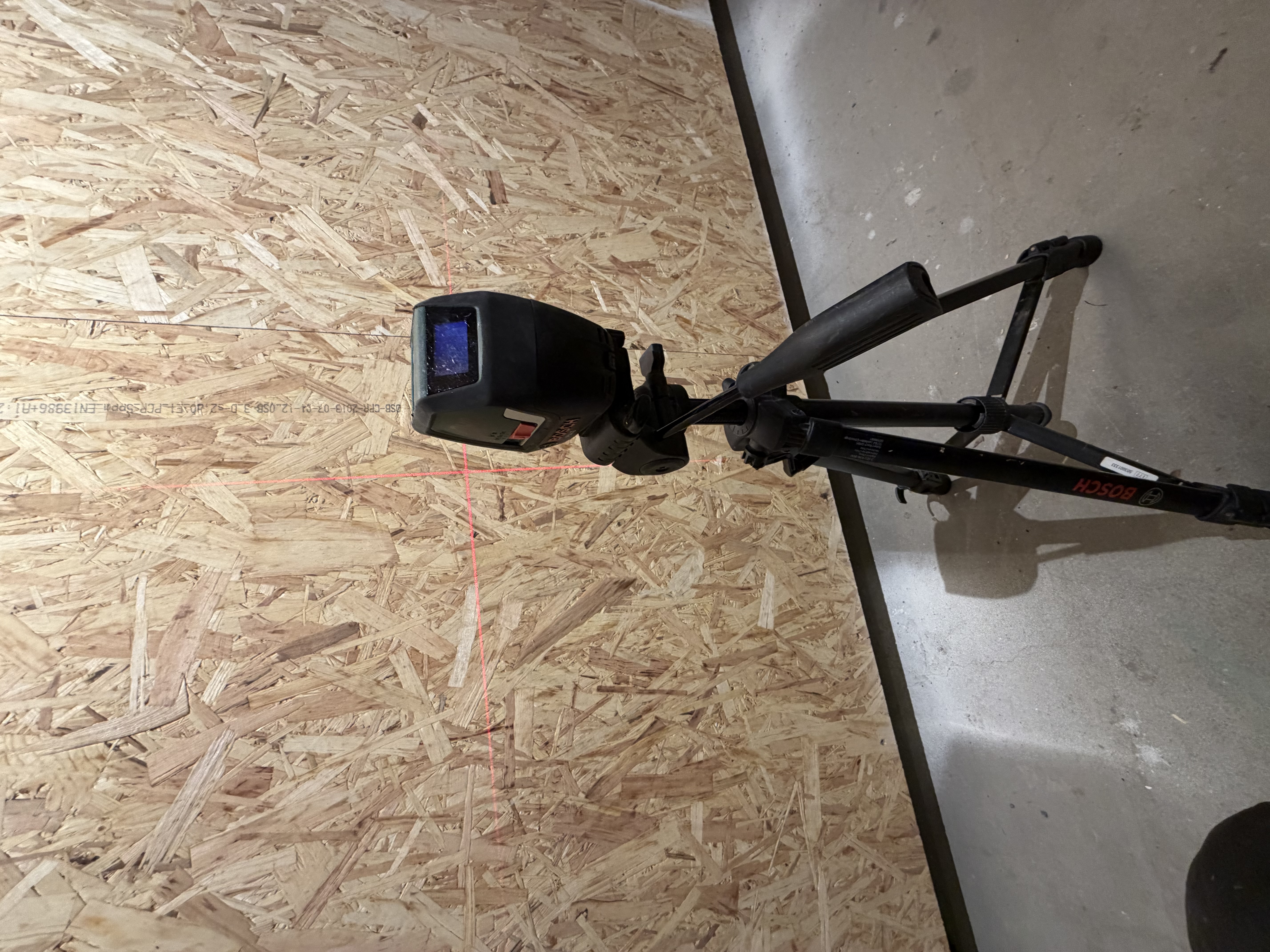 Bosch krysslaser med stativ