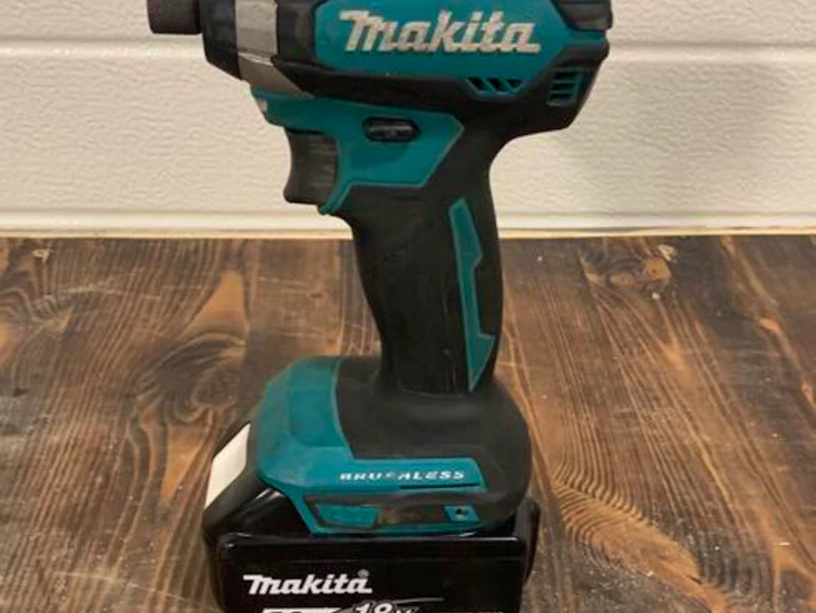 Iskevä ruuvinväännin makita