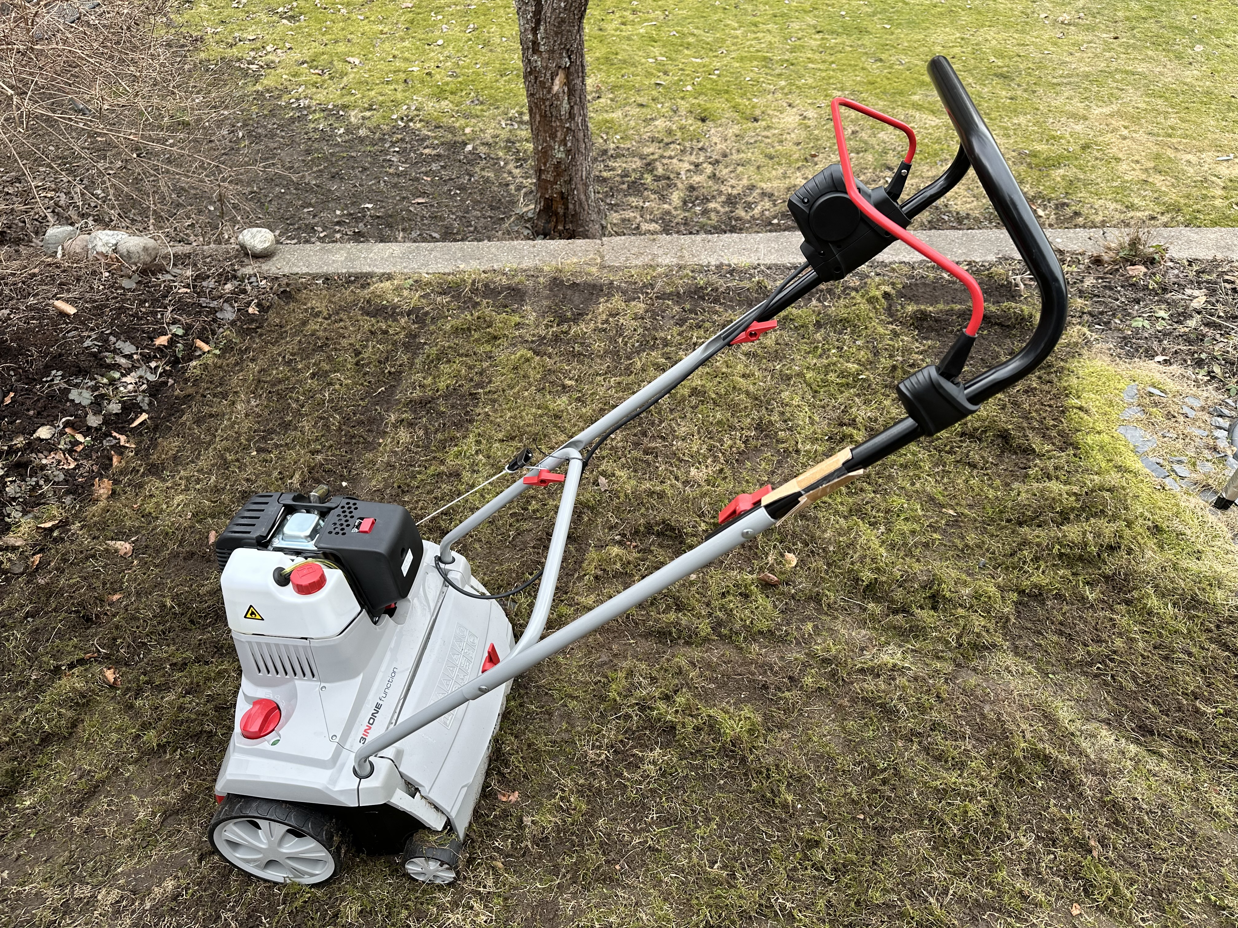 Ny bensindriven vertikalskärare / mossrivare i gustavsberg. strövagn ingår.  