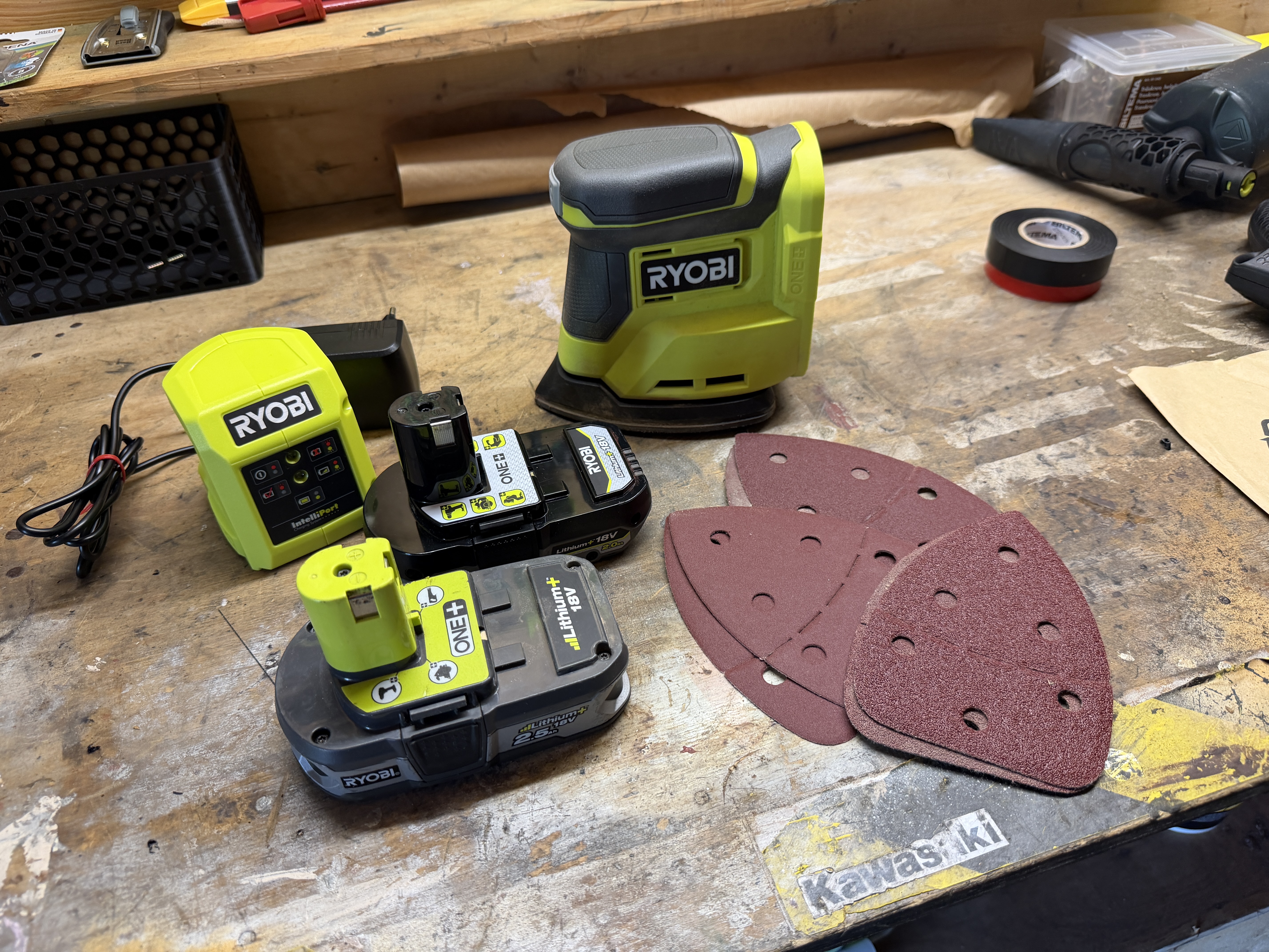 Bi 18v multisliper (detaljsliper) m/2 batterier, lader og sandpapir