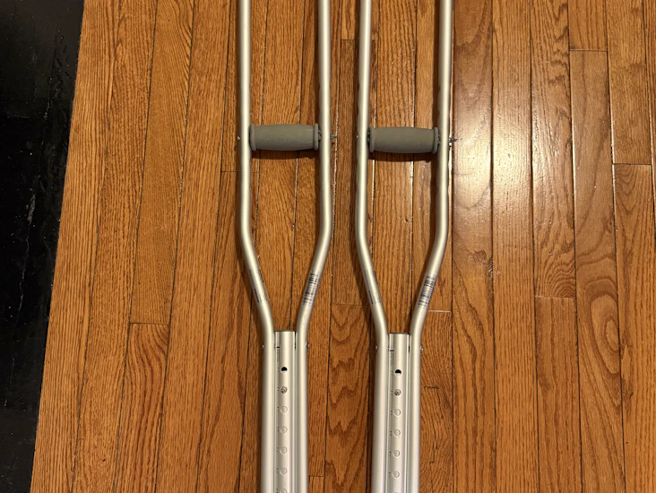 Adult crutches 🩼 (5’2” to 5’10”)
