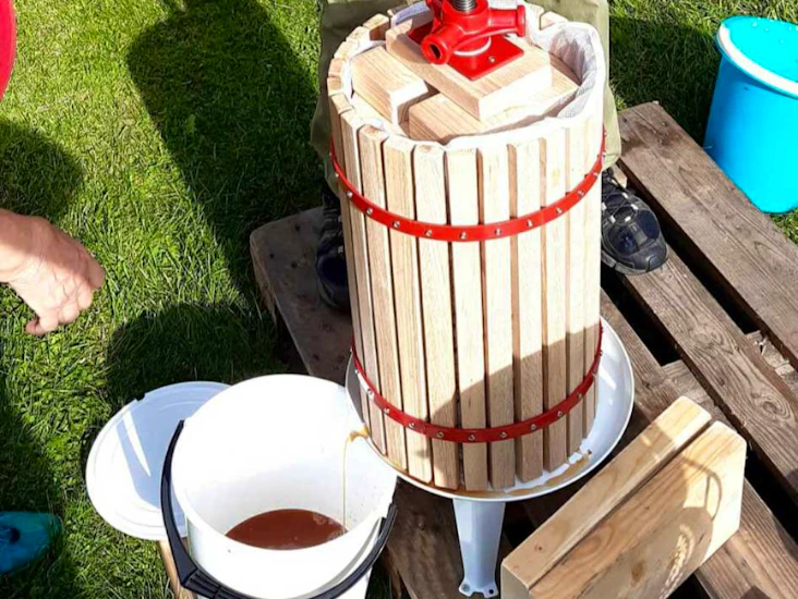 Fruktpress och fruktkross till must