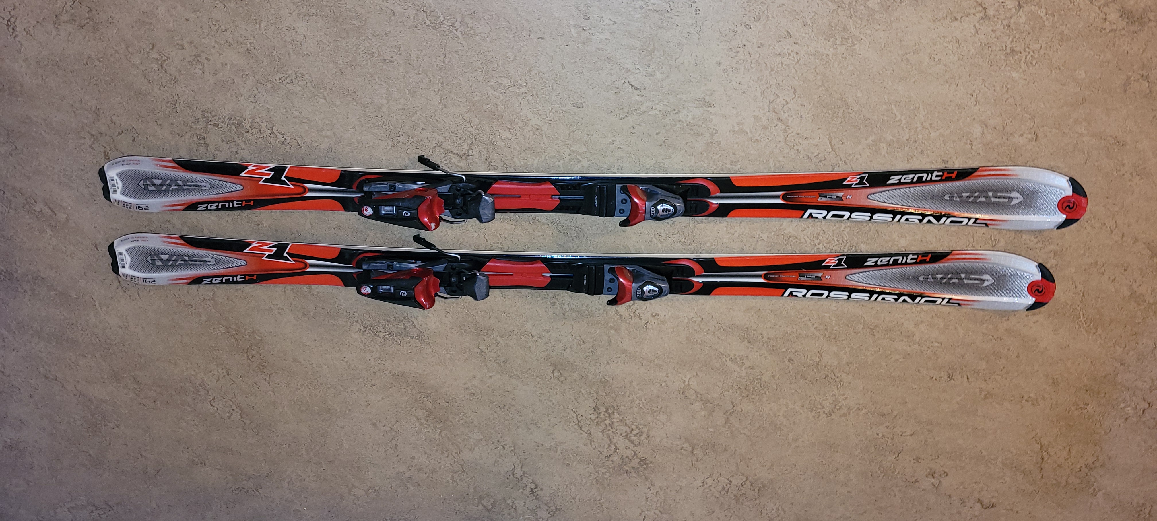 Alpin slalom  skidor pjäxor stavar hjälm