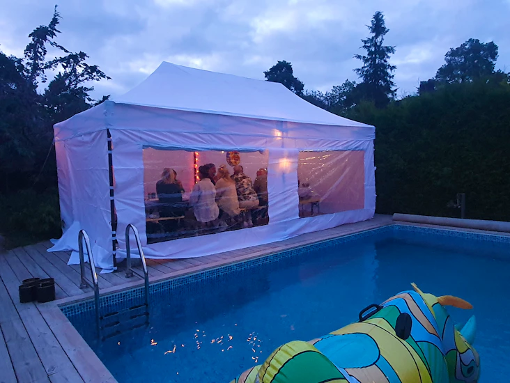 Partytält "pop-up" 3x6 m, 4 ölbord+sittbänkar, zinkbaljor