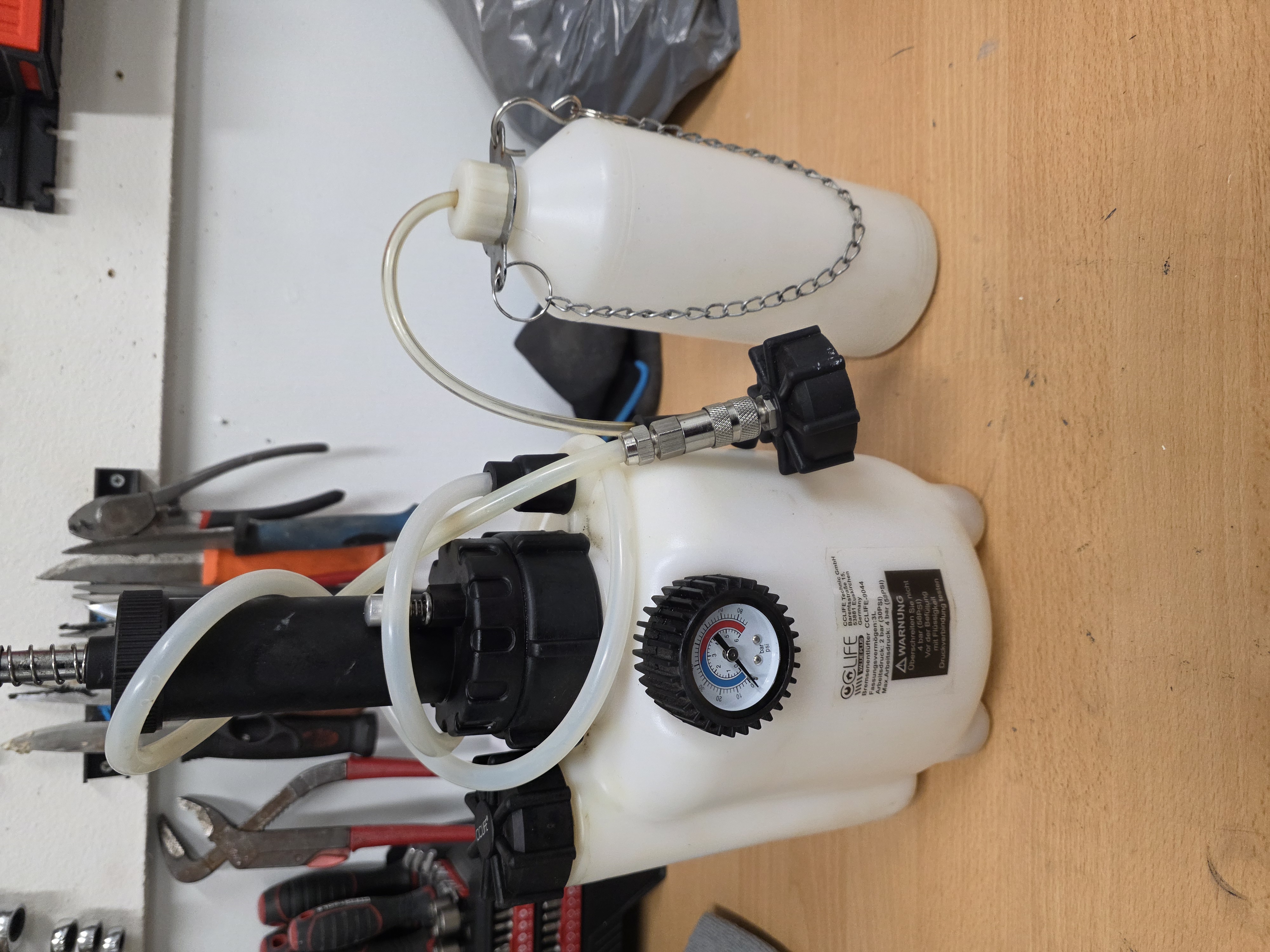 Bromsluftare - trycksatt med automatisk påfyllning av bromsvätska 