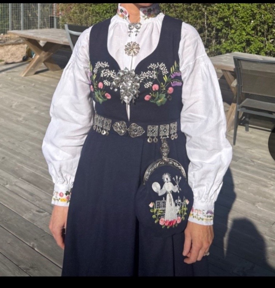 Oslo bunad mørkeblå (small)