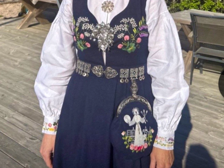 Oslo bunad mørkeblå (small)