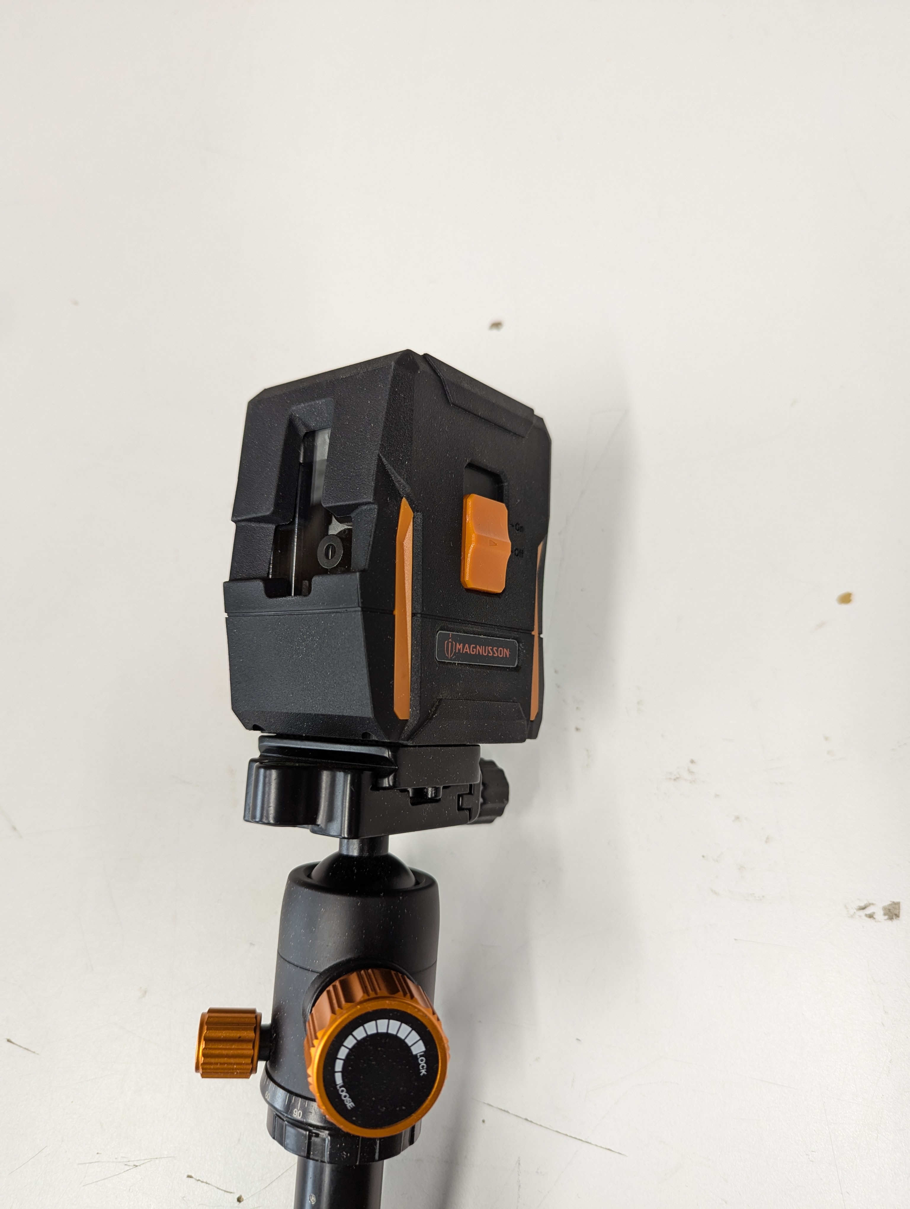 Self-levelling cross-line laser level and tripod