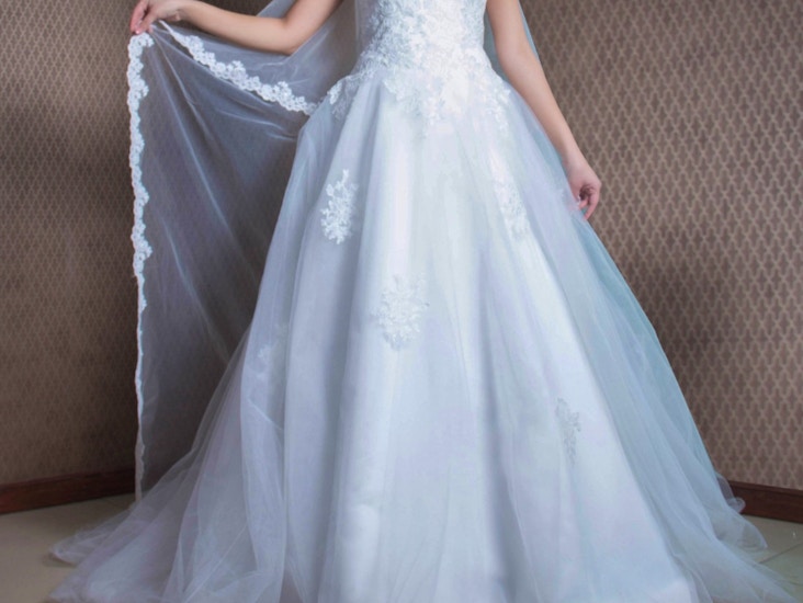 Exklusiv handgjord brudklänning