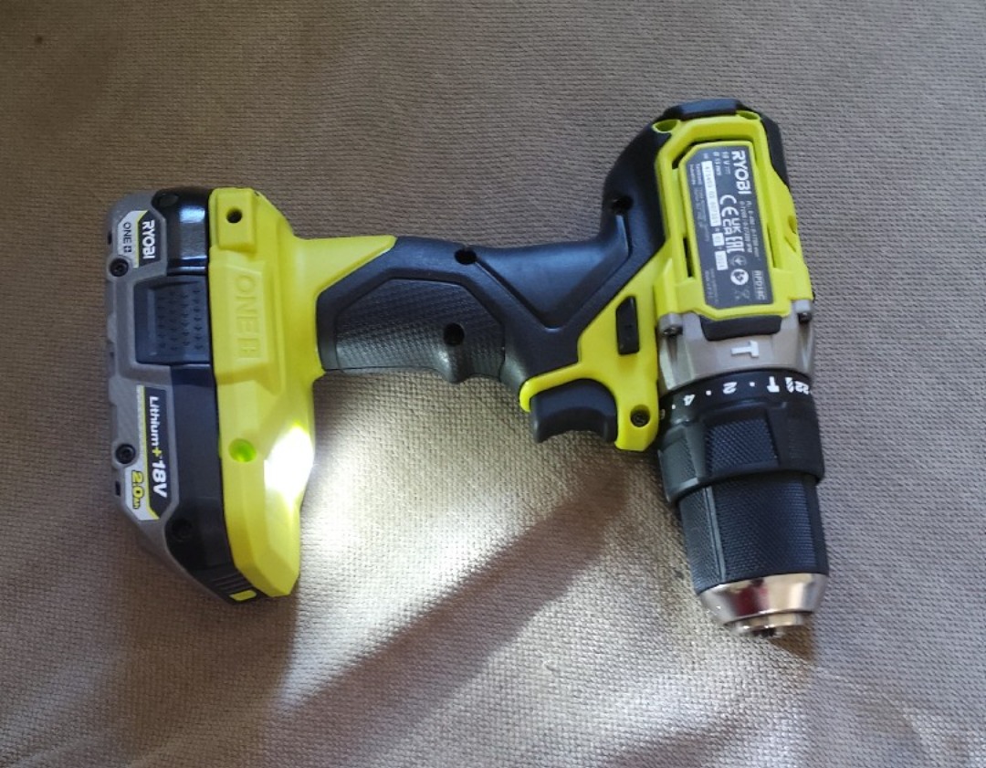 Skruvdragare med slagborrfunktion.