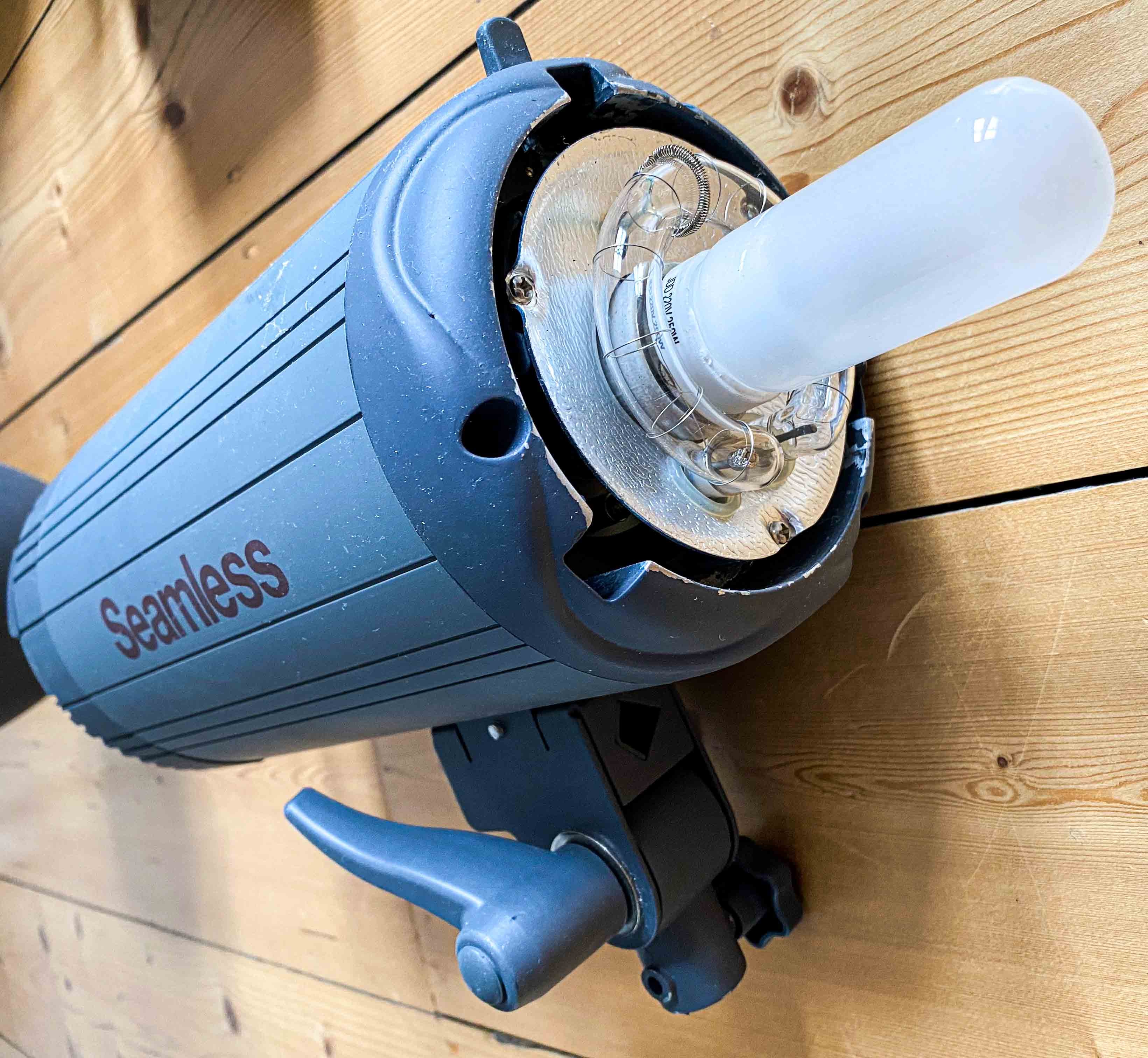 500 w studio lamp with stand, grid, beauty dish and 2 umbrellas. remote control. excellent condition, hardly used.