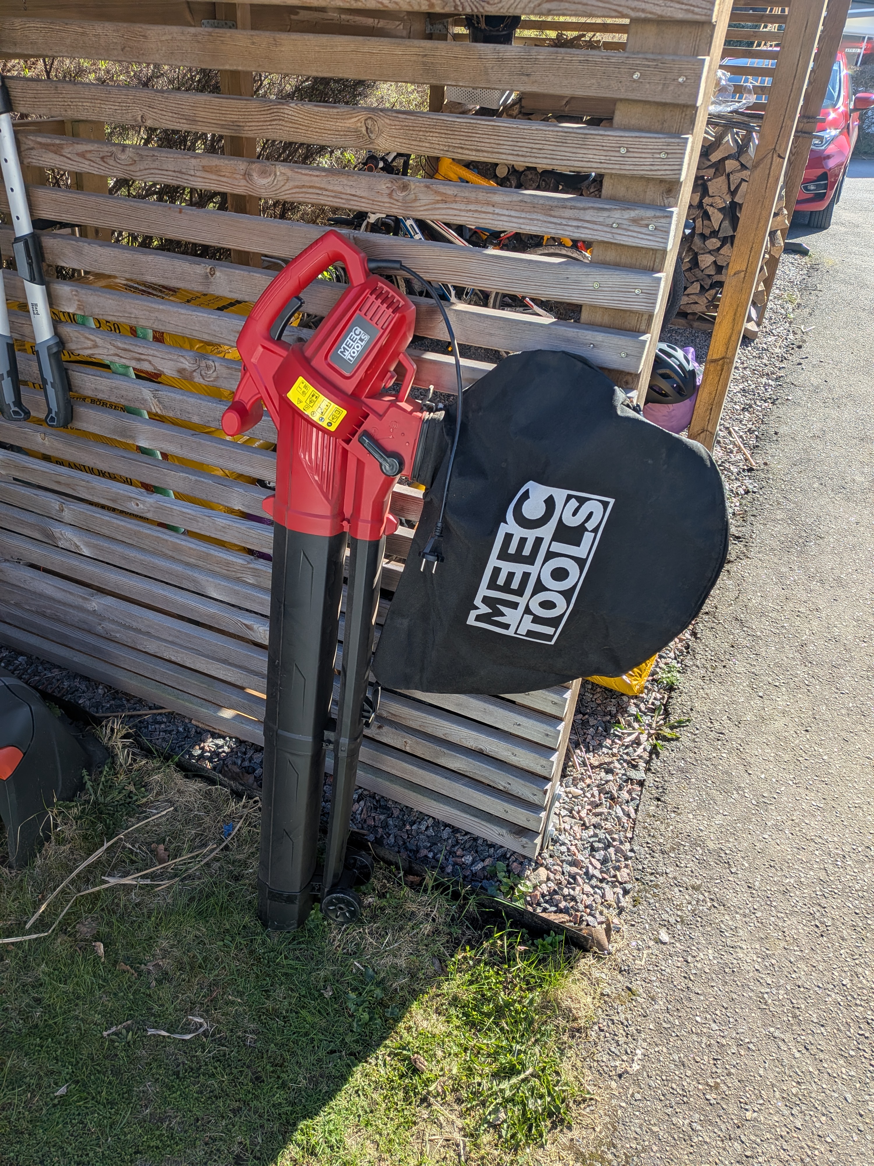 Lövblås med uppsugning och uppsamlare. 