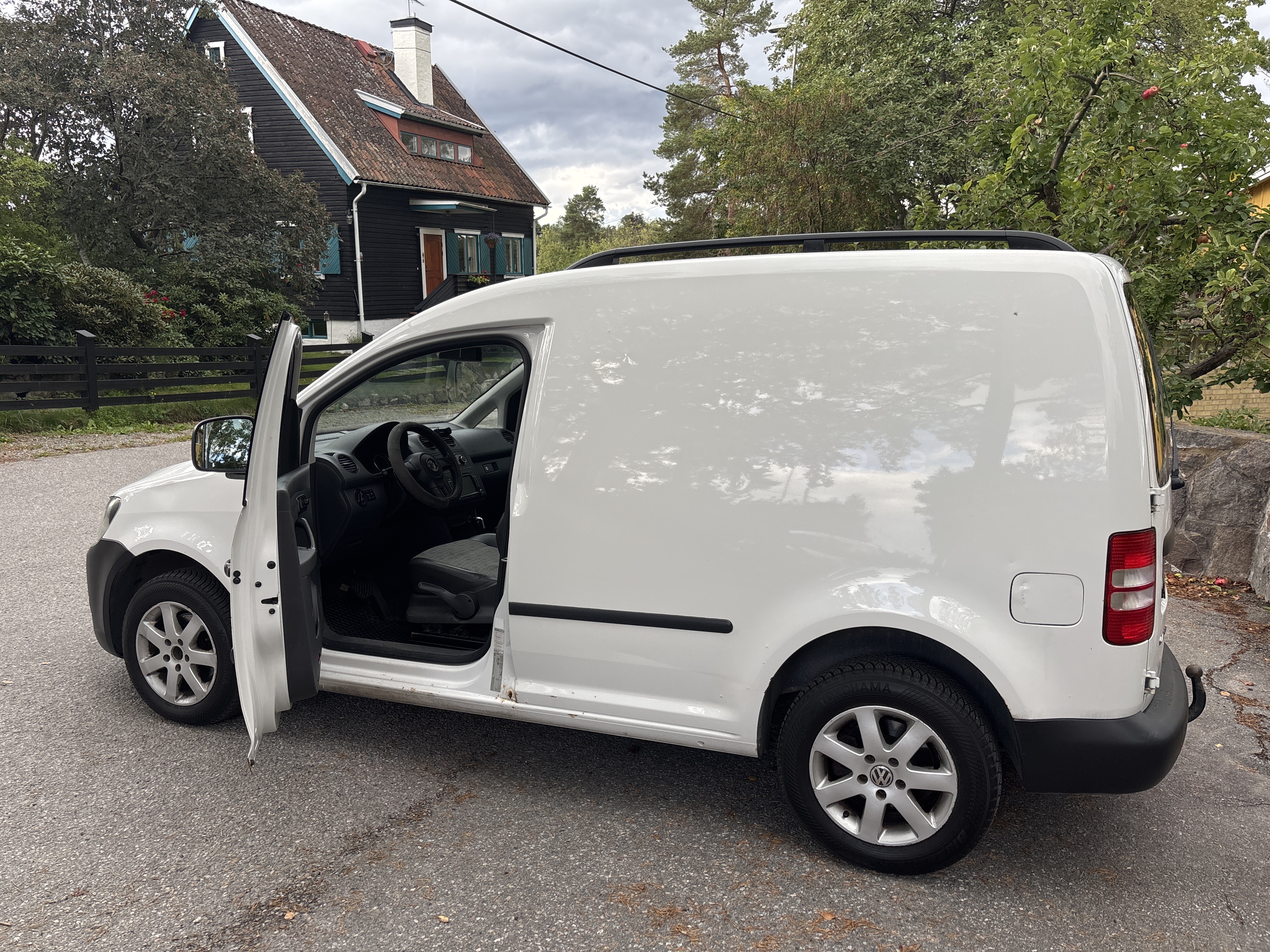 Volkswagen caddy – automat | flyttbil / skåpbil 