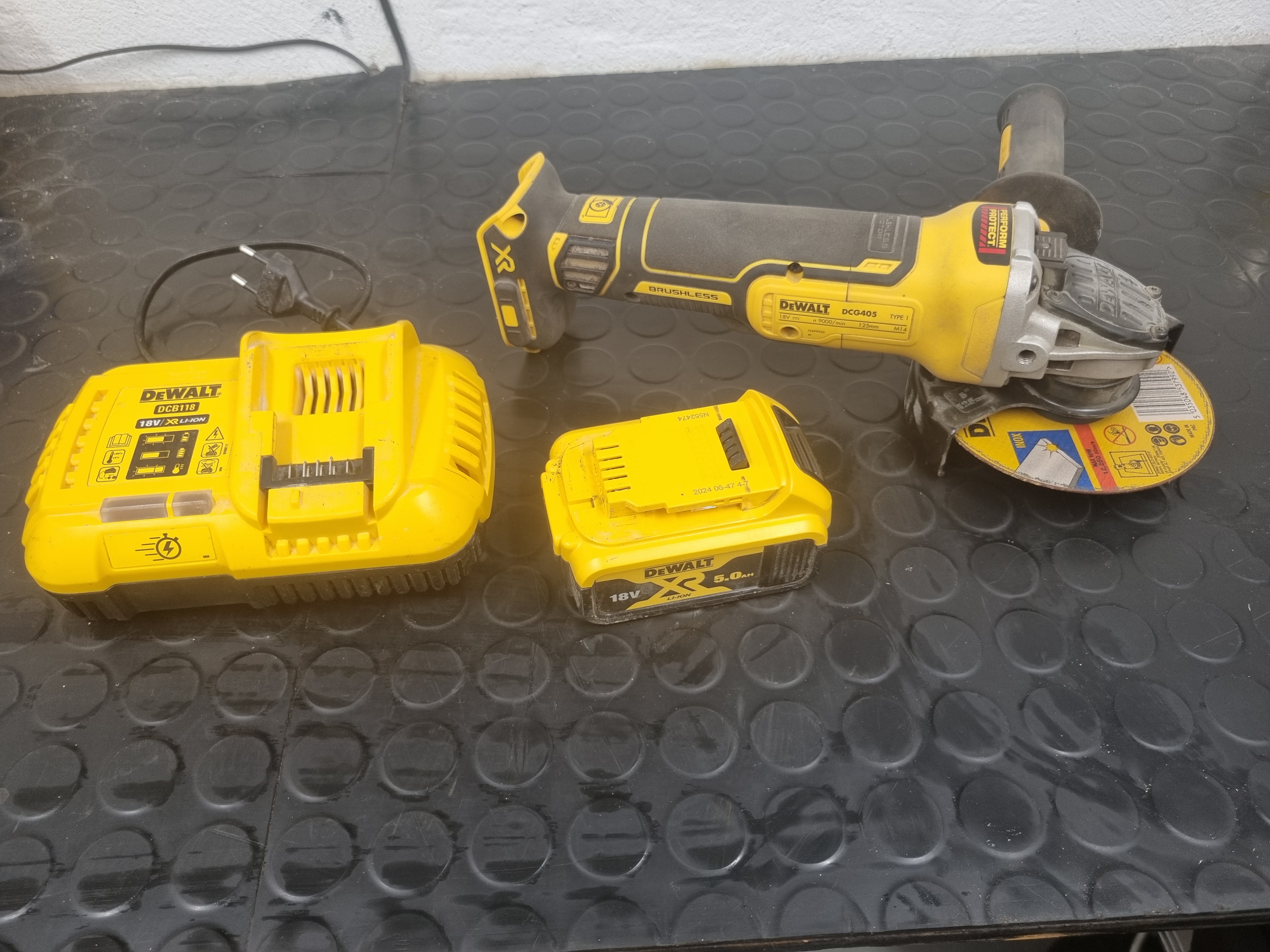Dewalt vinkelslip med snabbladdare