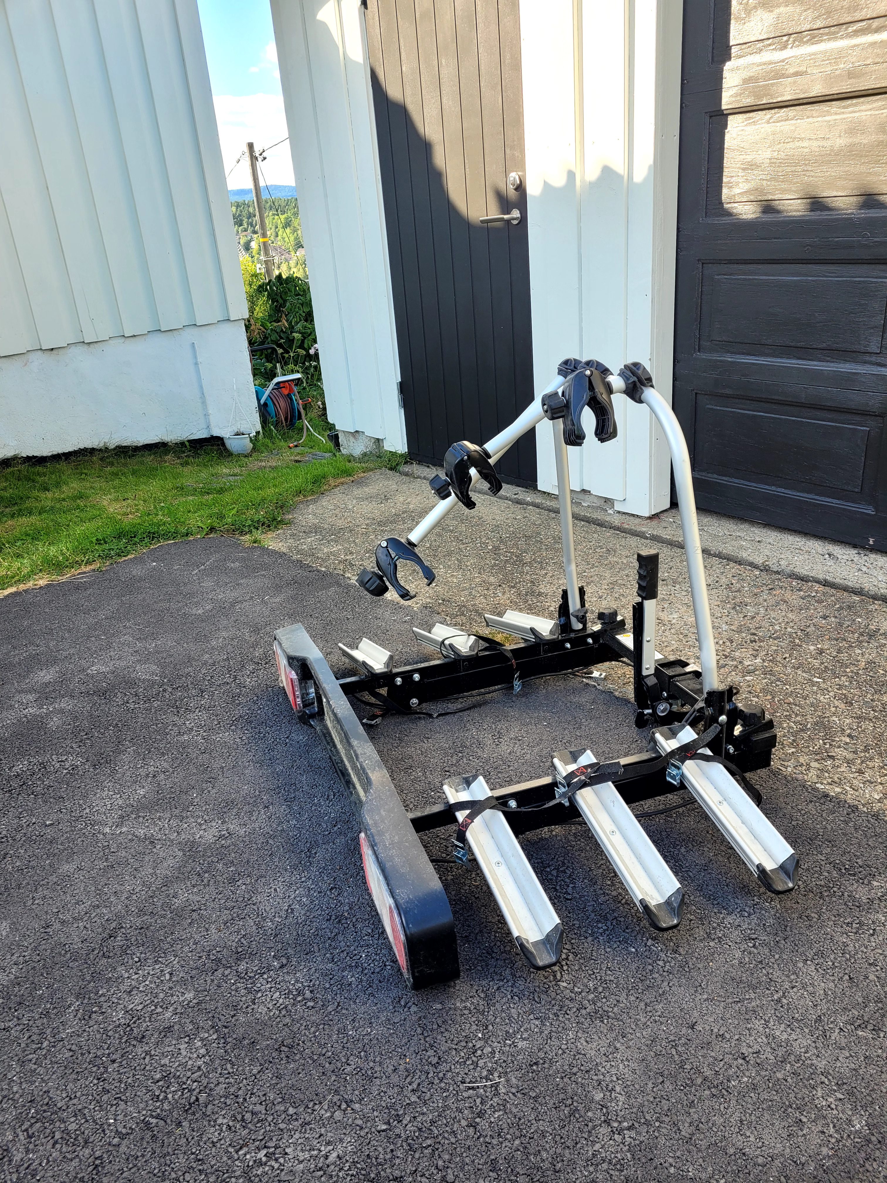 Sykkelstativ for 3 sykler med lås.