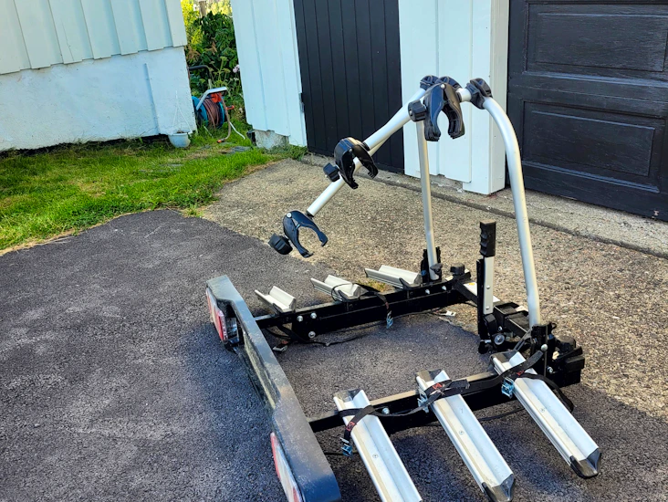 Sykkelstativ for 3 sykler med lås.