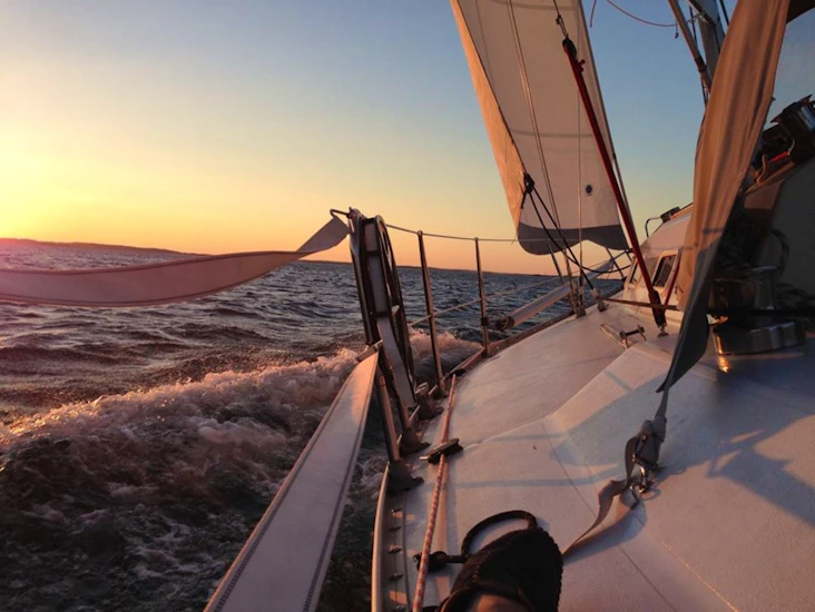 Fin segelbåt uthyres, 3 kojer - 2-8 personer.