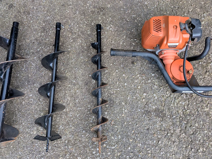 Bensindriven jordborr med flera borr