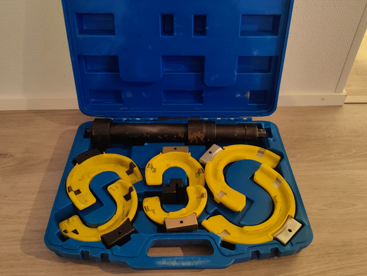 Jousipuristyökalu macpherson