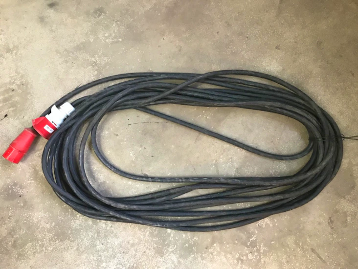 Elkabel 3 fas, 32 a, 380 v, 25 m lång