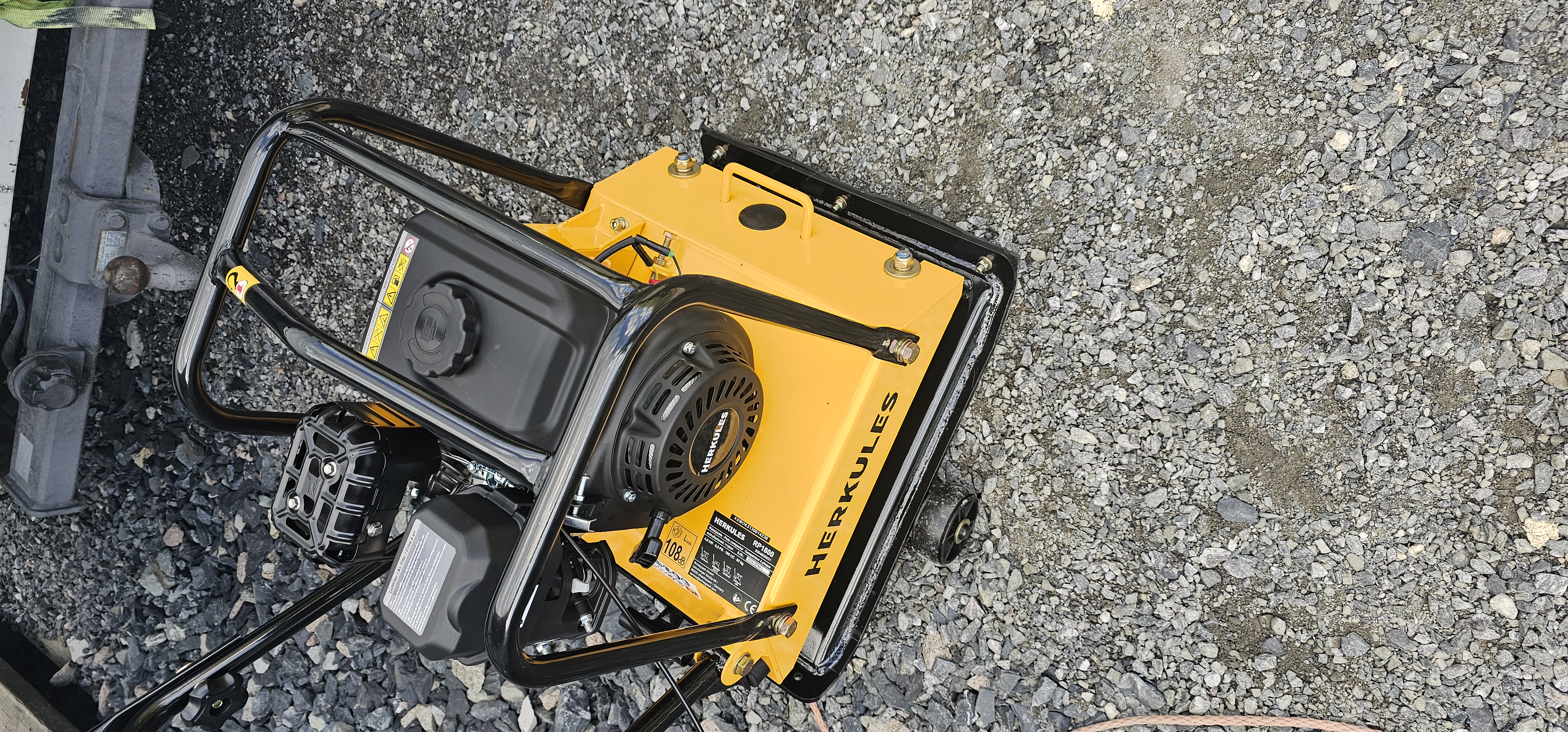 Kraftig og kompakt hoppetusse 