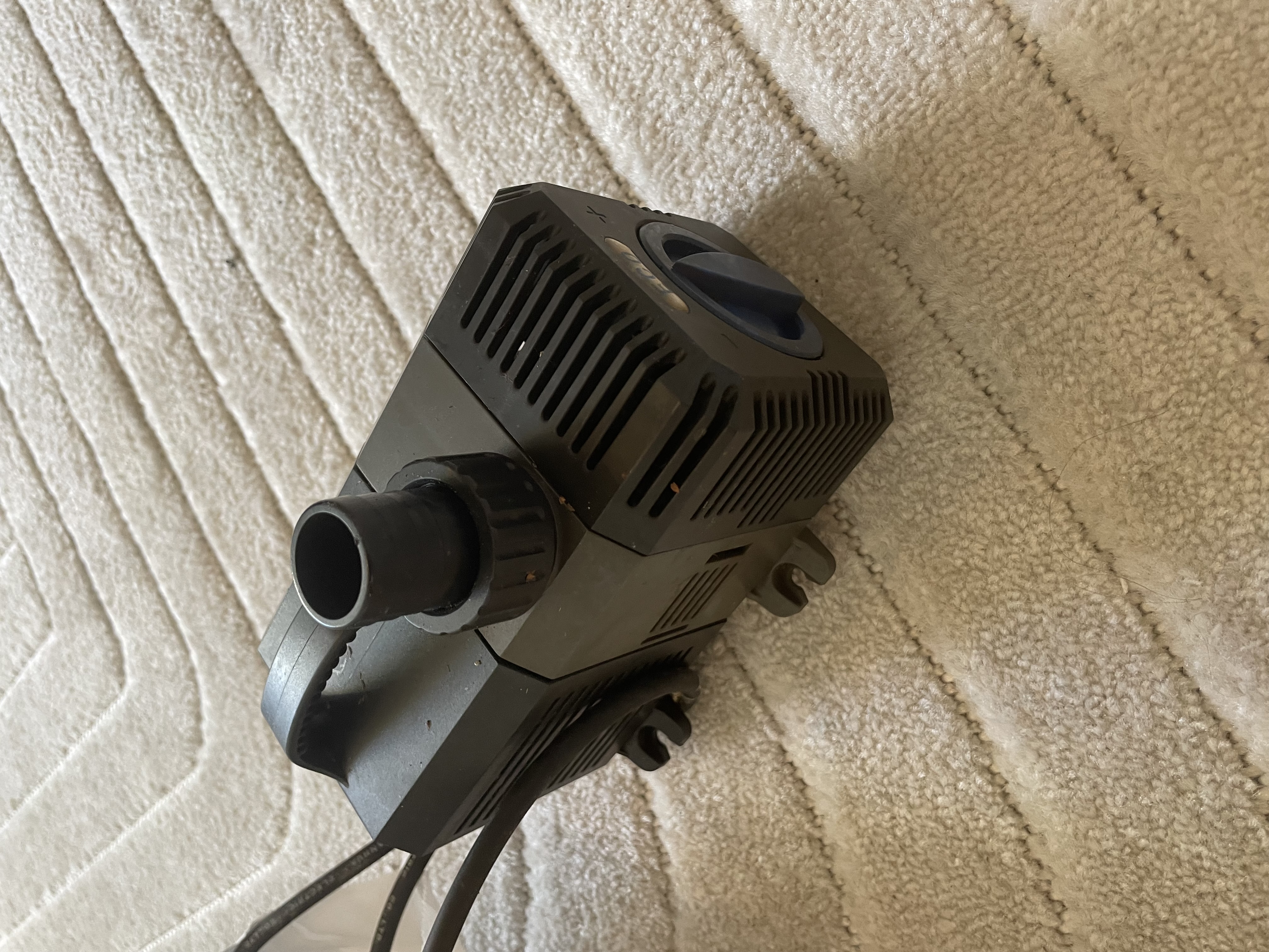 Akvariepump / vattenpump med flödesreglering – uthyres på hygglo  🐠💧 praktisk pump för akvarium, fontän, vattenbyte eller mindre vattenprojekt!