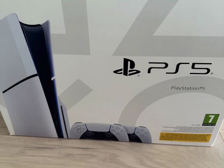 Playstation 5 slim standard edition + 2 kontroller