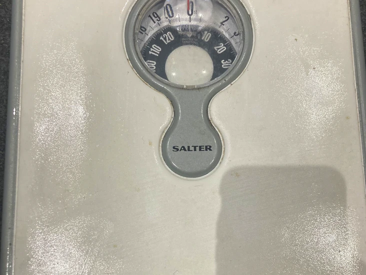 Weighing scale manual for weighing suitcase
