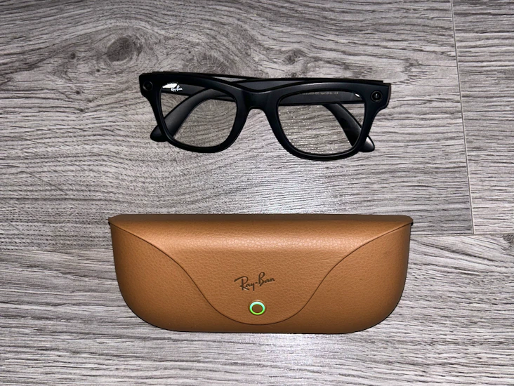 Ray-ban meta wayfarer glasses & usb-c charging cable