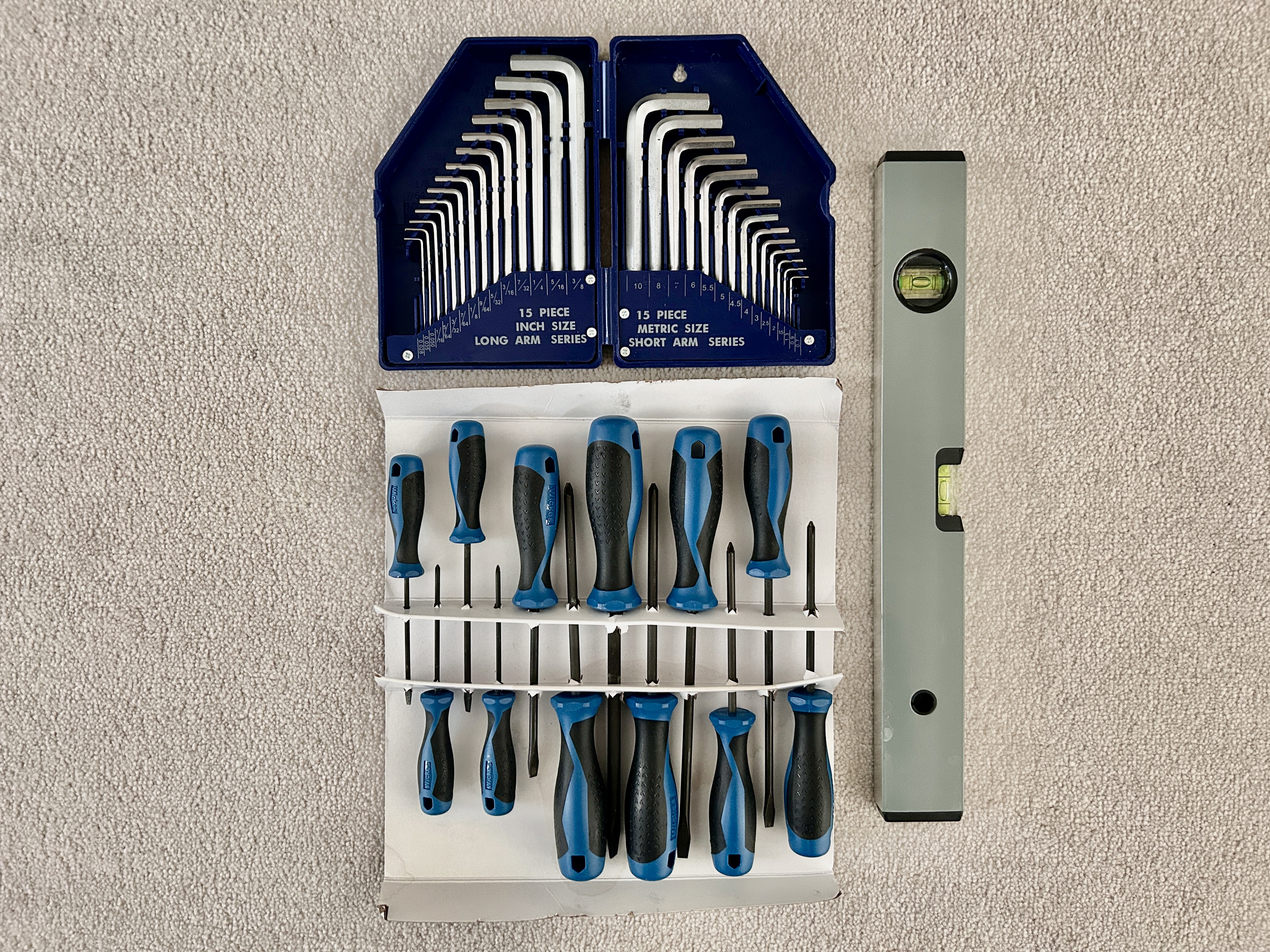 Screwdrivers, allen keys & spirit level