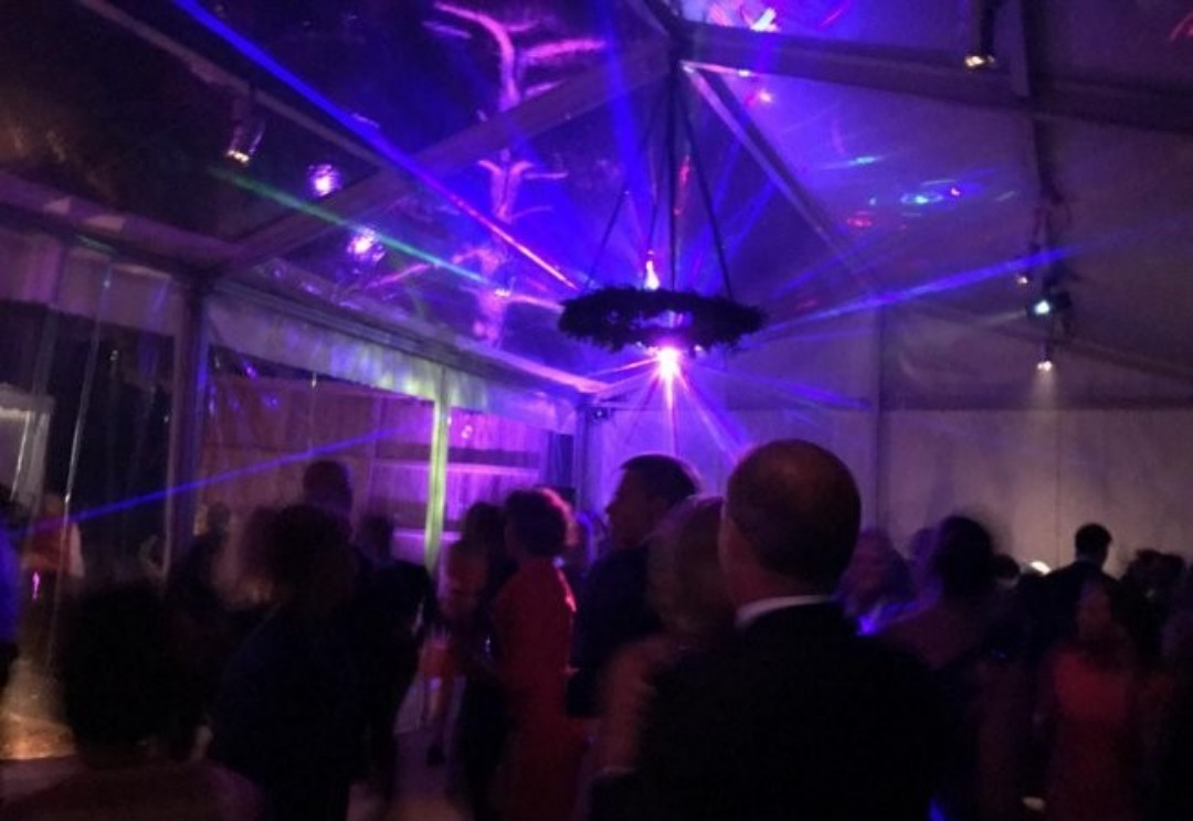 Högtalare fest med rök och ljus