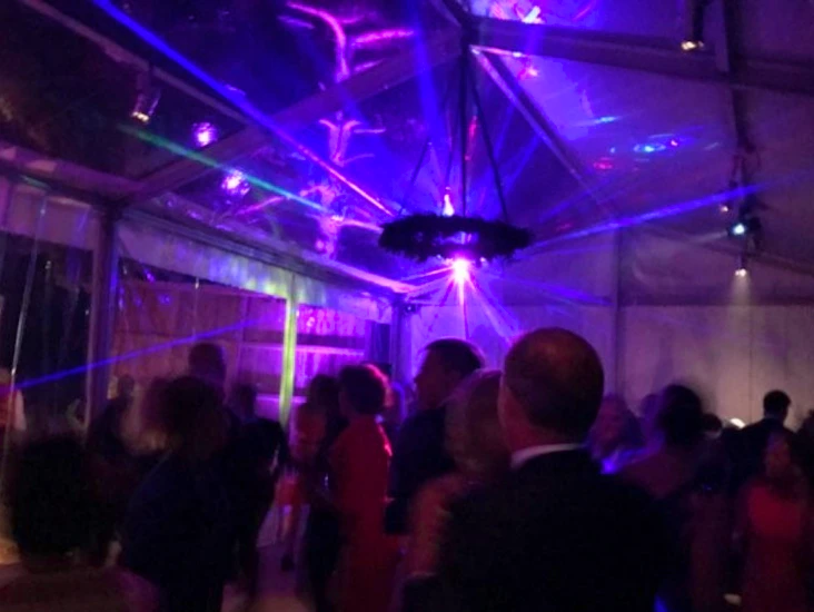 Högtalare fest med rök och ljus