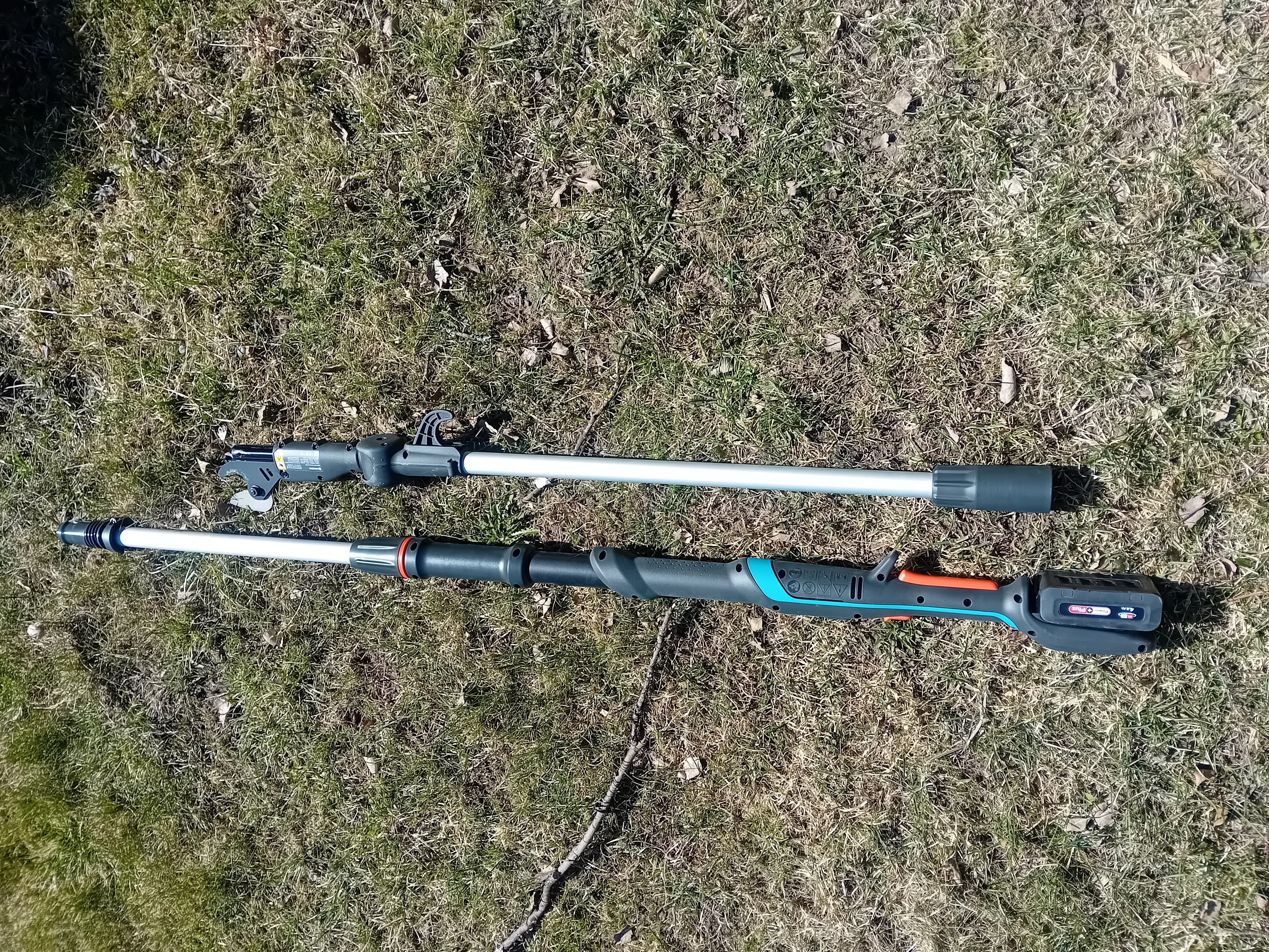 Akkukäyttöinen oksaleikkuri