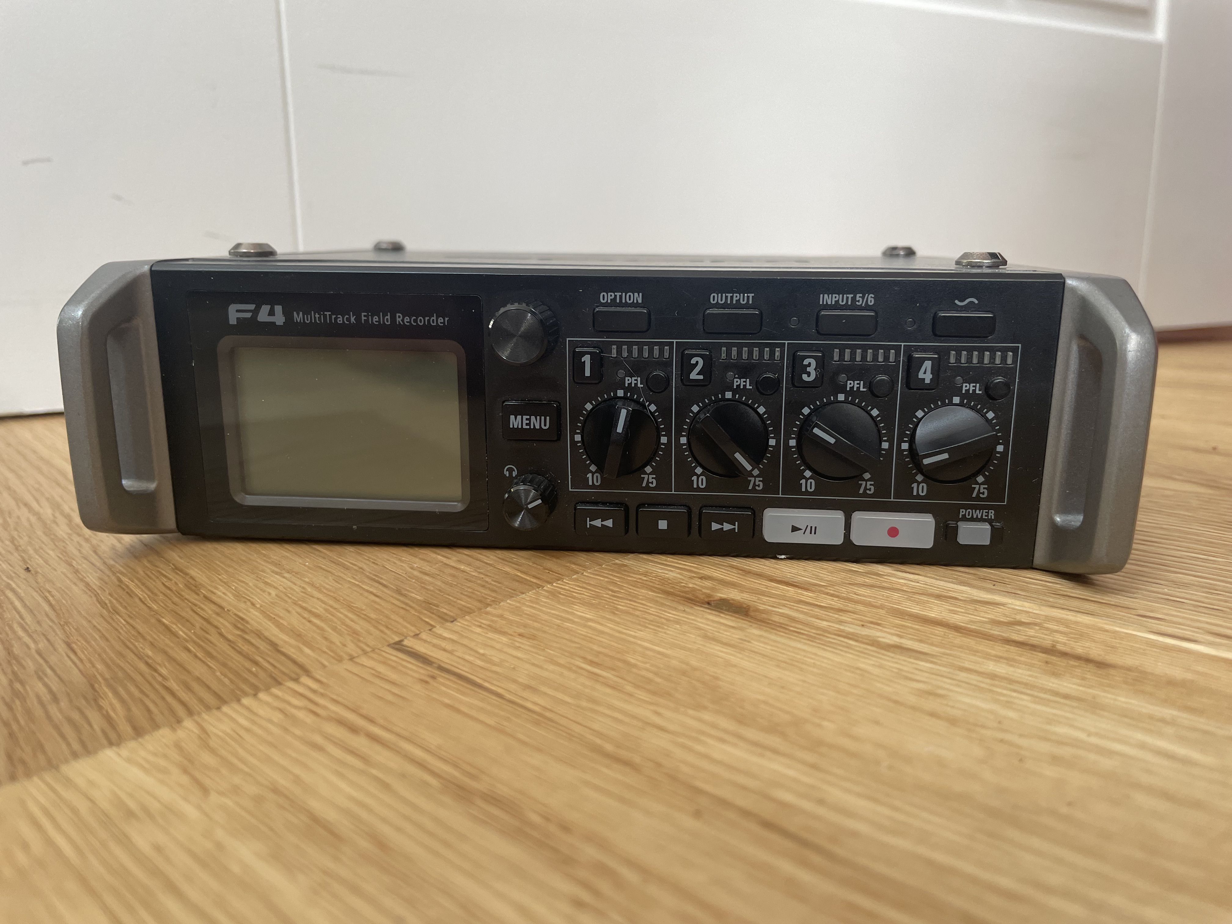 Zoom f4 multitrack sound mixer and field recorder