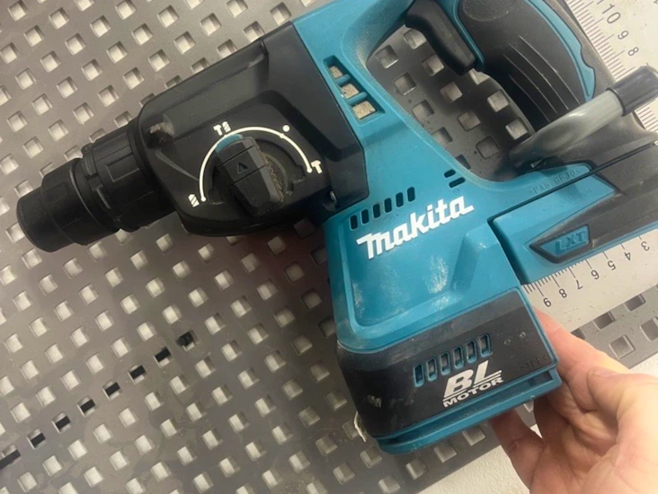 Makita batteridriven slagborrmaskin