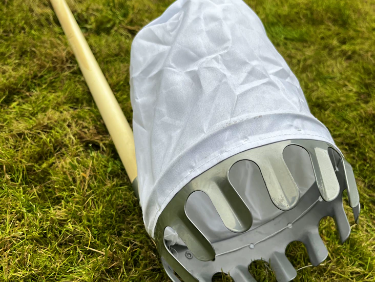 Praktisk fruktplockare på stång – perfekt för att nå högre frukter!