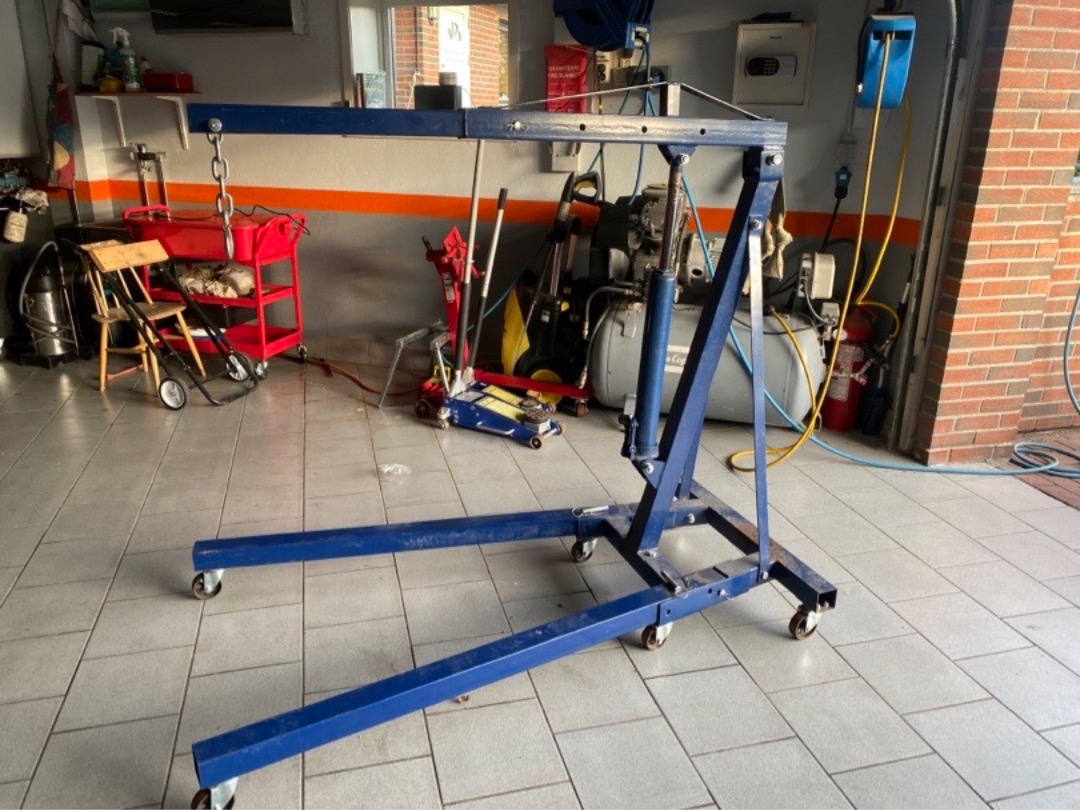 Verkstedkran / elefantjekk med motoråk. 