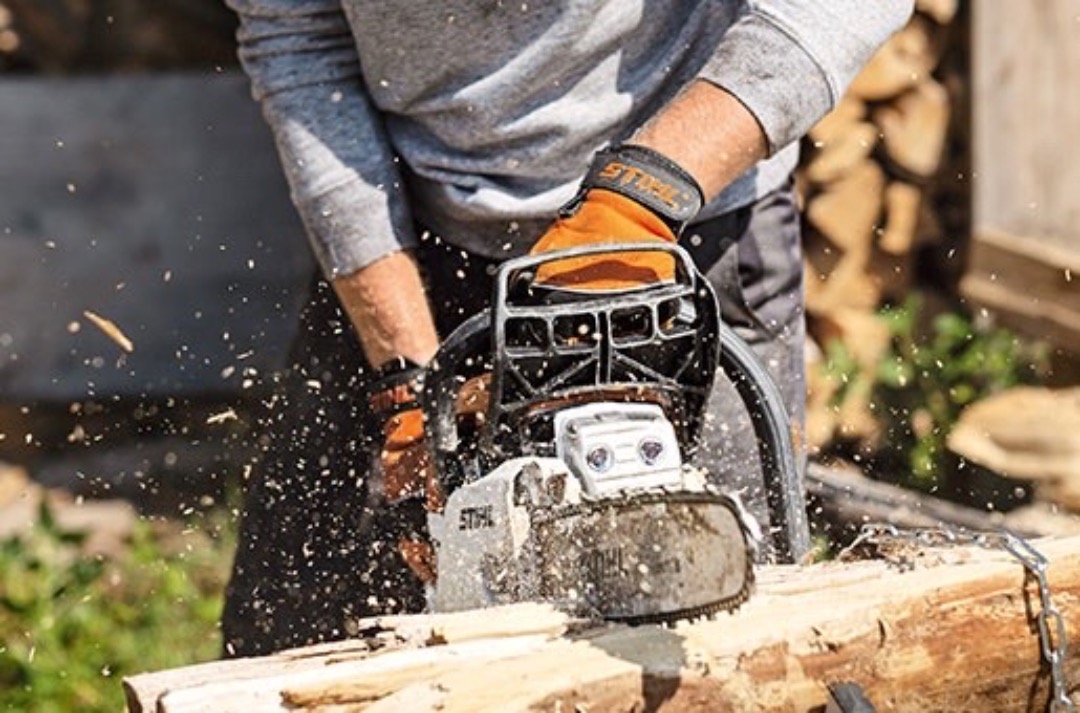 Stihl ms231c motorsag med verneutstyr