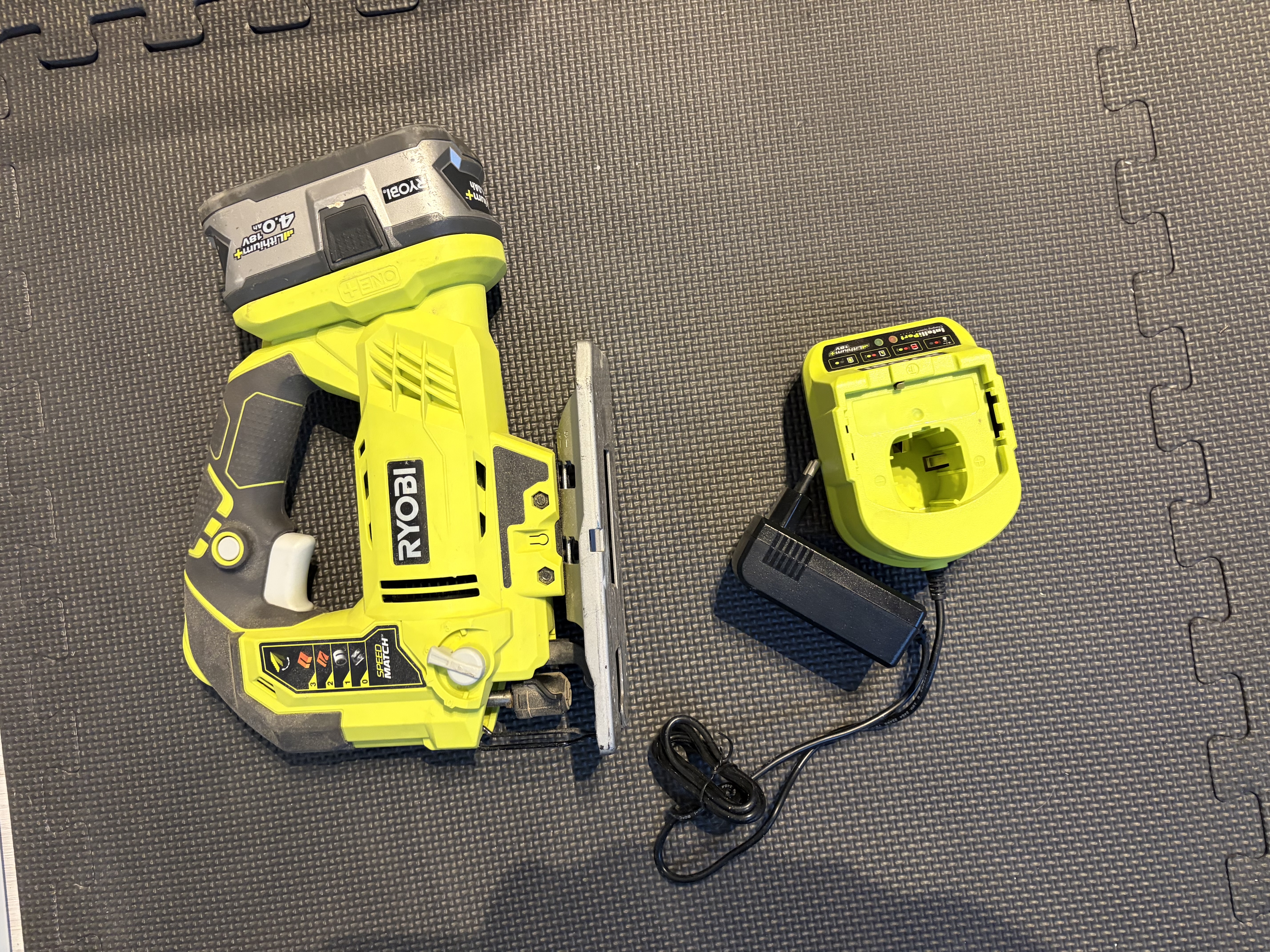 Batteridrevet ryobi stikksag