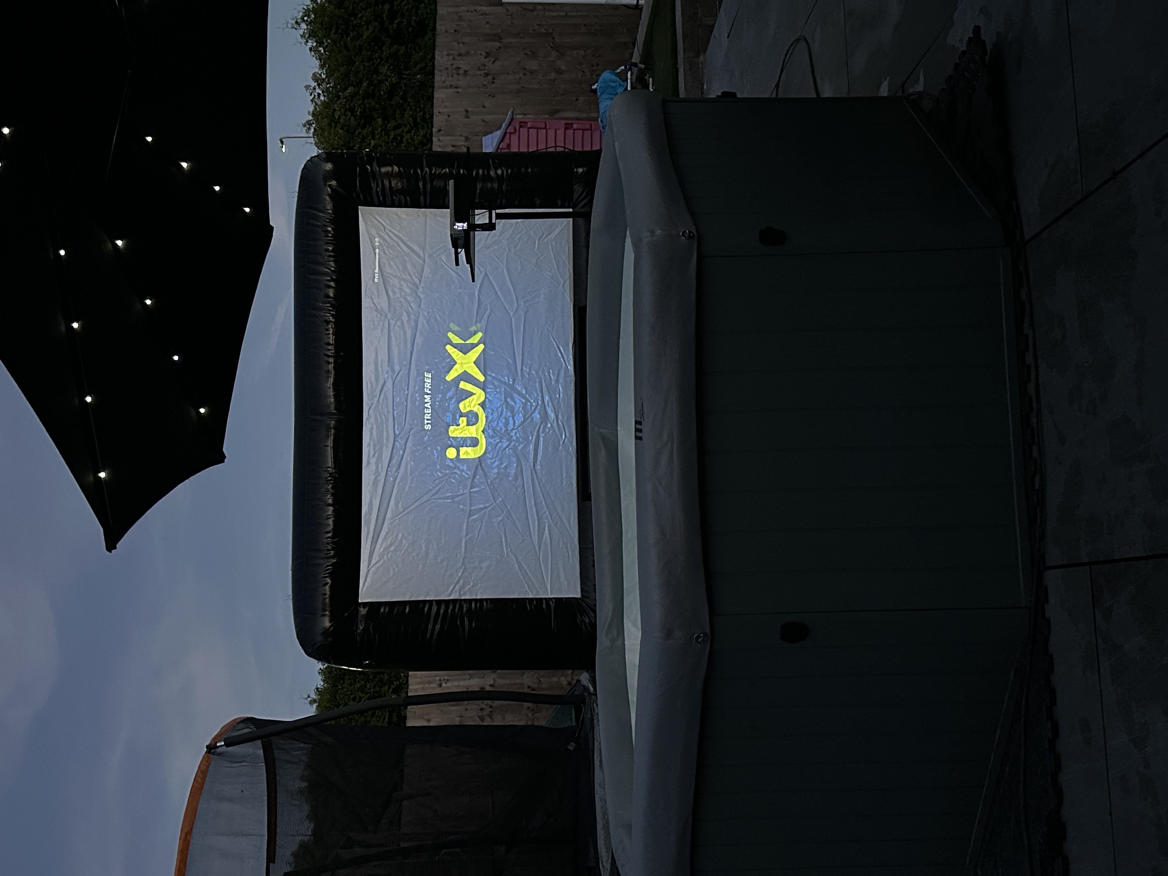 Outdoor cinema screen & projector 