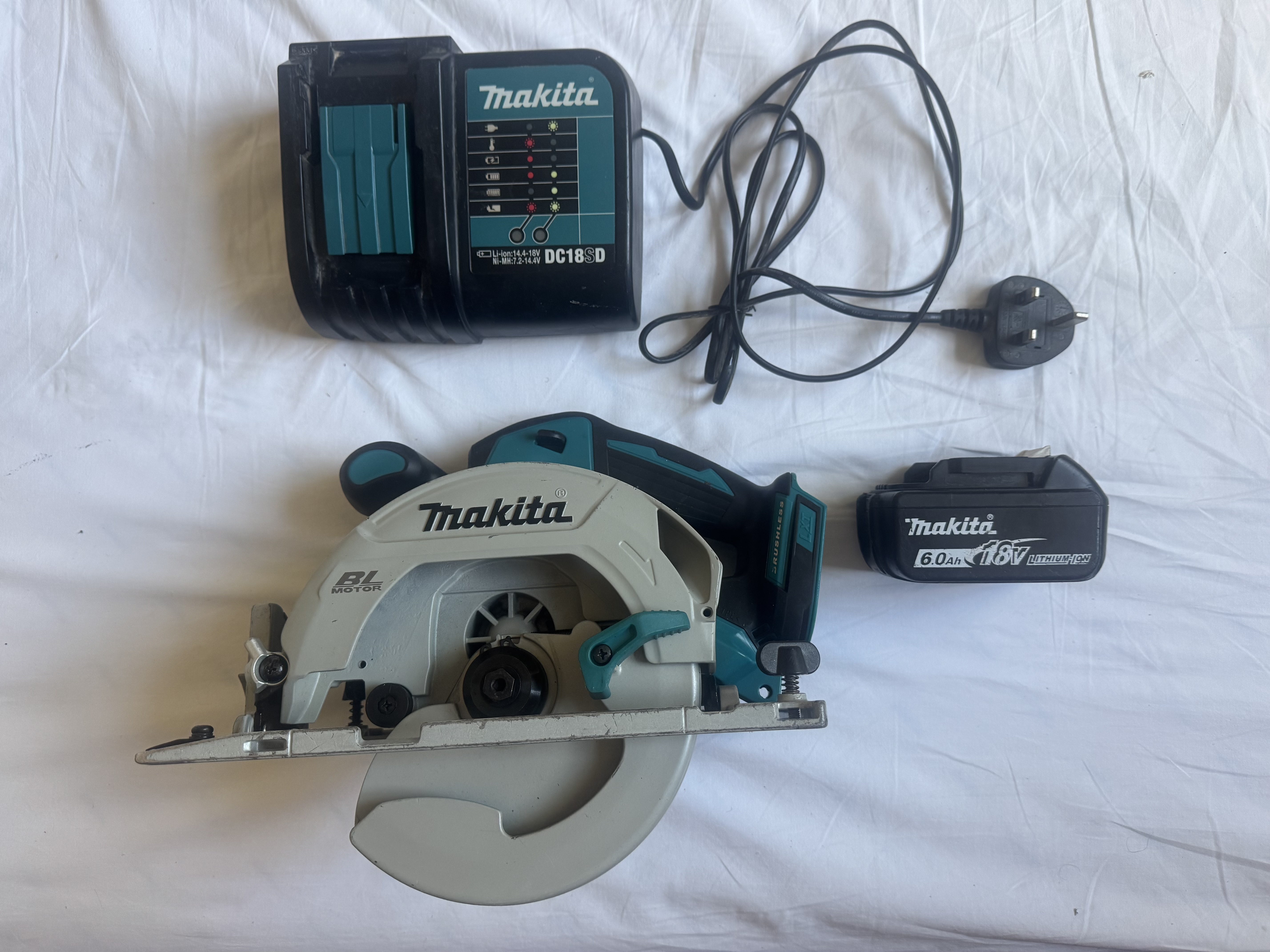 Makita cordless circular saw – powerful, portable (batteries included)