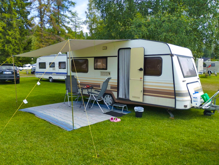 Siisti 4-hengen asuntovaunu