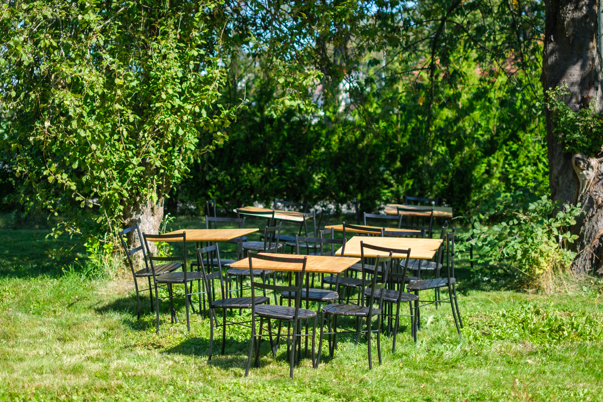 Småbord og stoler. perfekt for hageselskap og mingling