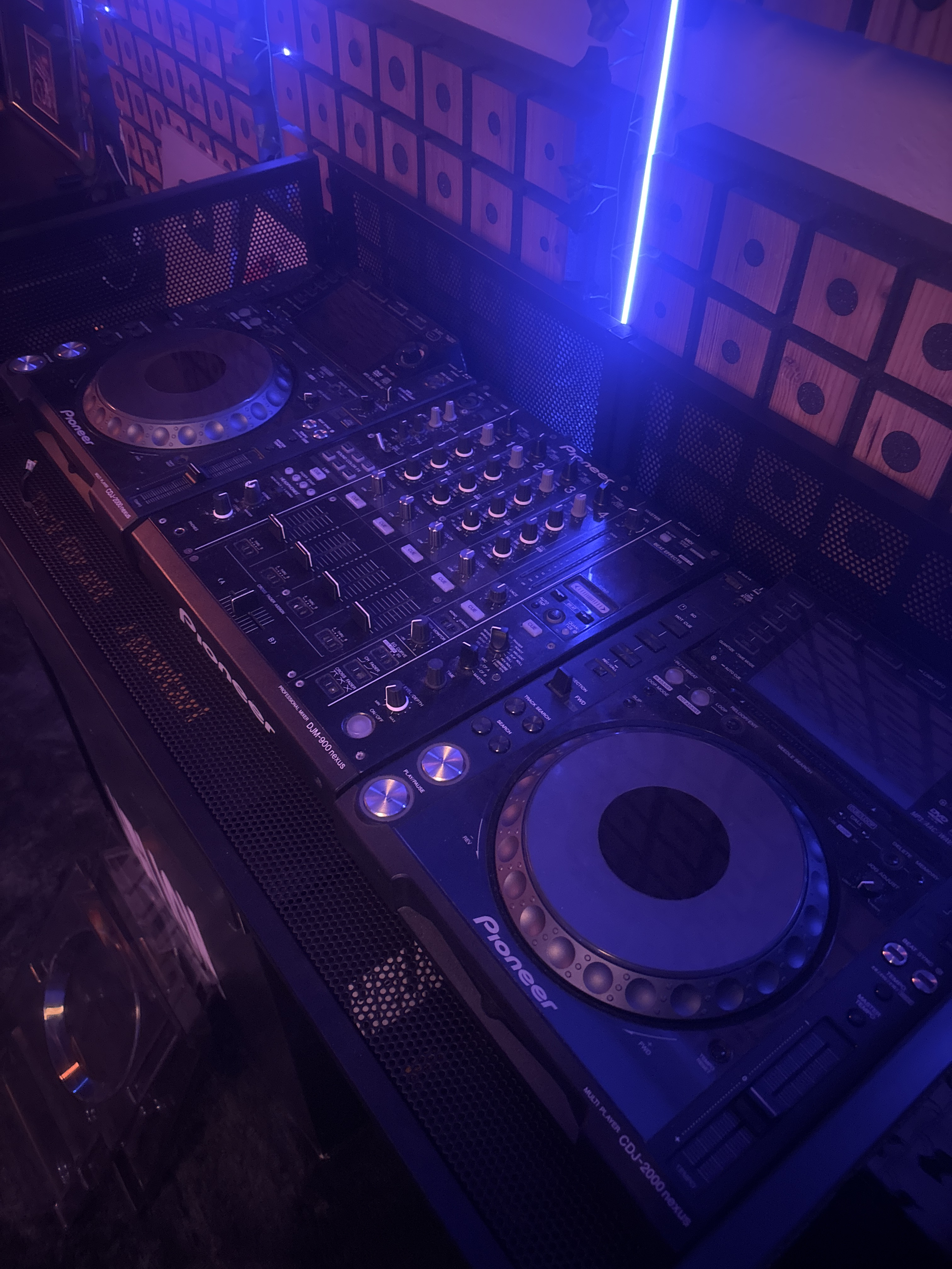 Cdj-2000 nexus 2x + djm-900 nexus mixer