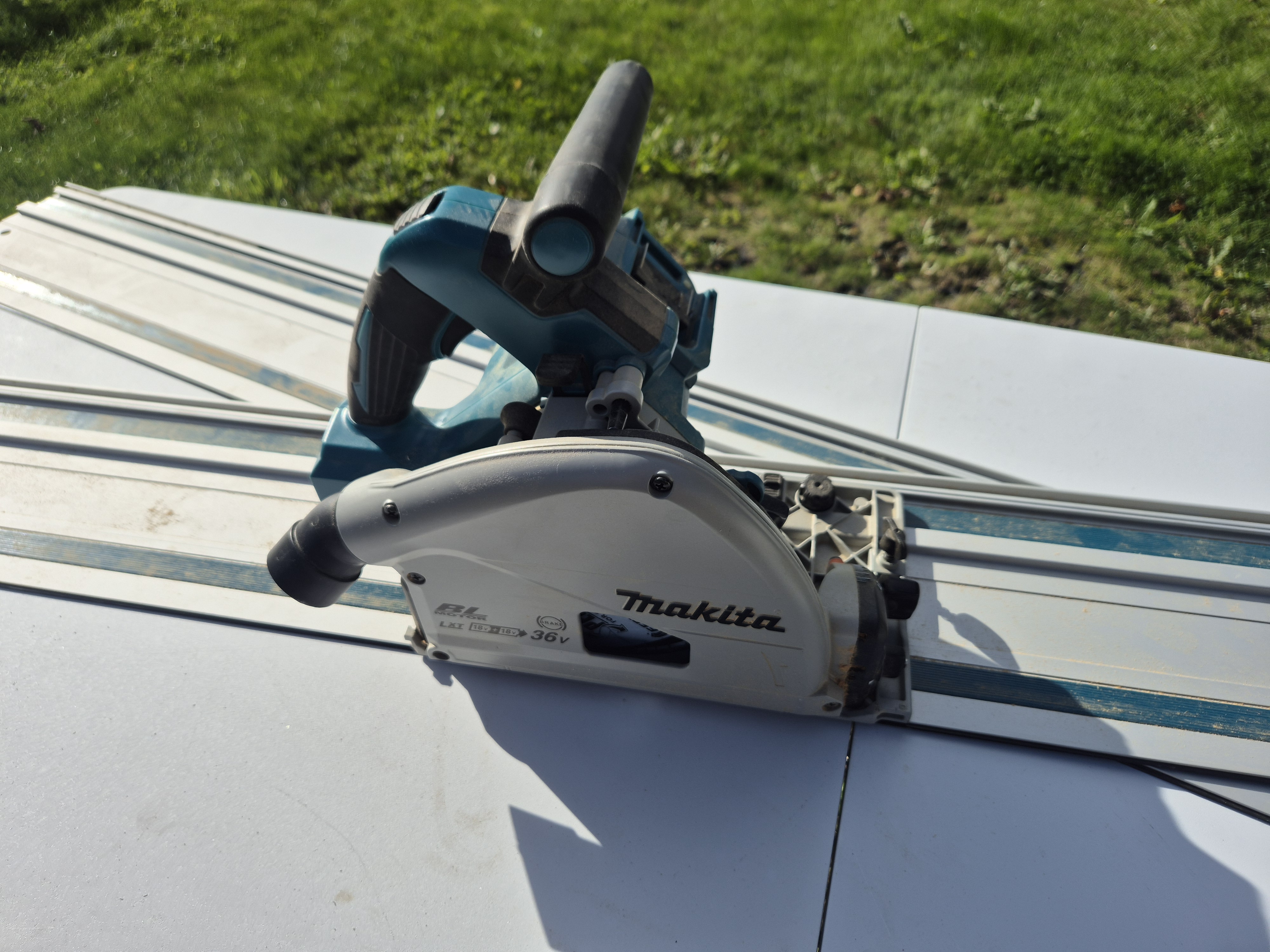 Makita dsp600 dyksav 2x18v med 2 føringsskinner